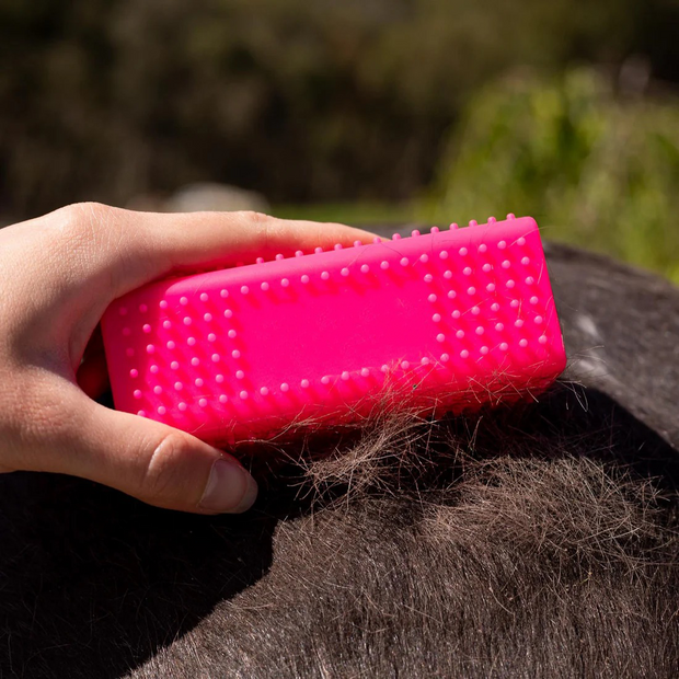Horse Grooming Block – Gentle, Efficient, and Easy Hair Removal Tool